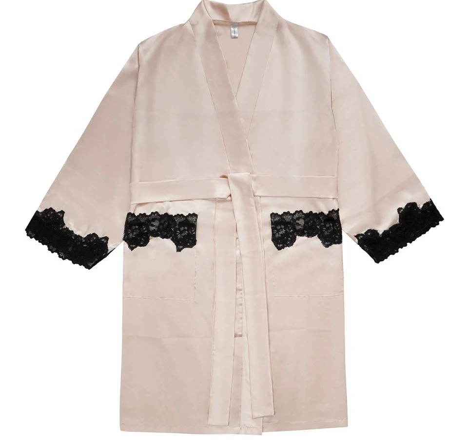 Bata de satén y puntilla.